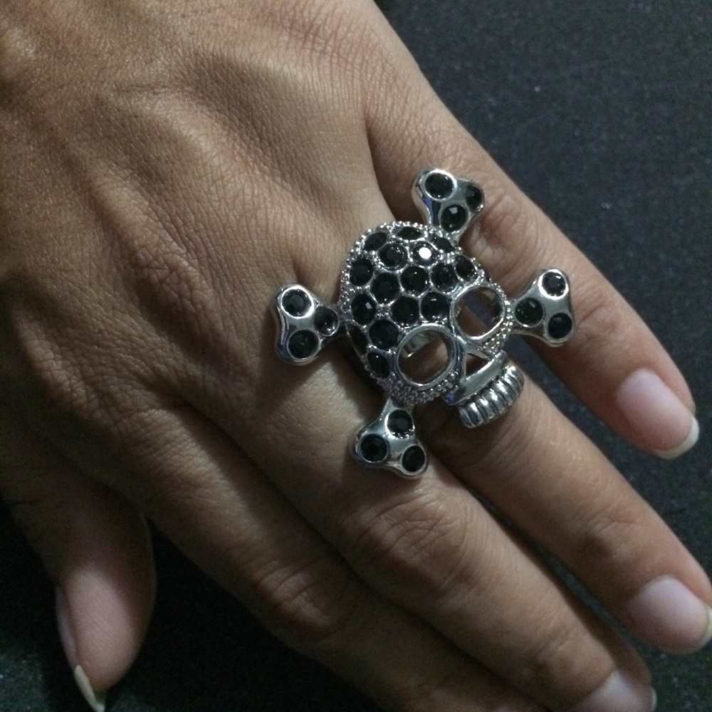☠️ Ring with black crystal!